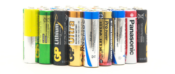 Почему простые батарейки нельзя заряжать точно так же, как многоразовые аккумуляторы